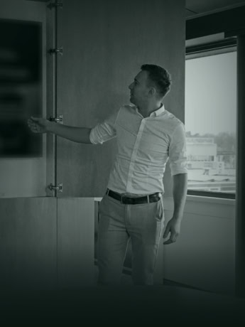 Minimalistische stalen deur met op maat gemaakte wand, modern en strak ontwerp.