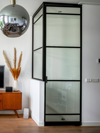 Trapafsluiting door middel van stalen deuren