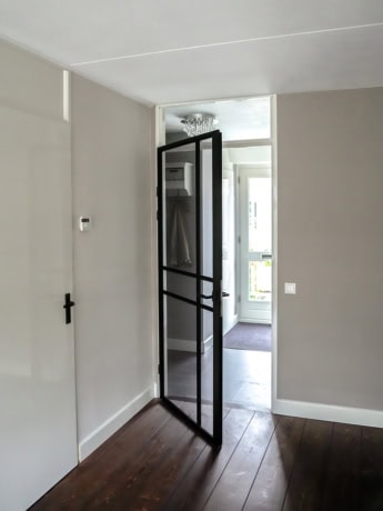 Opdekdeur van Aluwdoors in het zwart