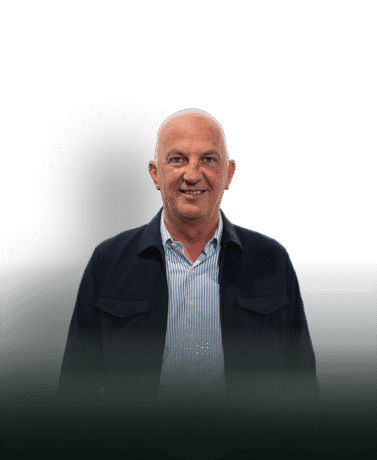 Strakke stalen deur op maat met moderne afwerking, ideaal voor zakelijke en industriële interieurs.