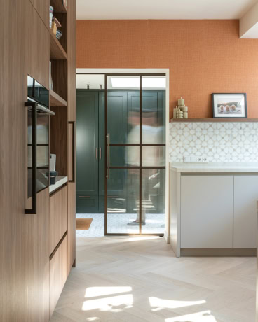 Hoge kwaliteit stalen interieurdeur met black frame en glazen panelen voor een moderne, strakke uitstraling.