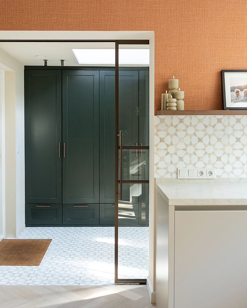 Ruildichte stalen dubbele deur met glazen vulling, maatwerk voor moderne interieurs, geverfd in zwartgroen, compleet met zwarte handgrepen.