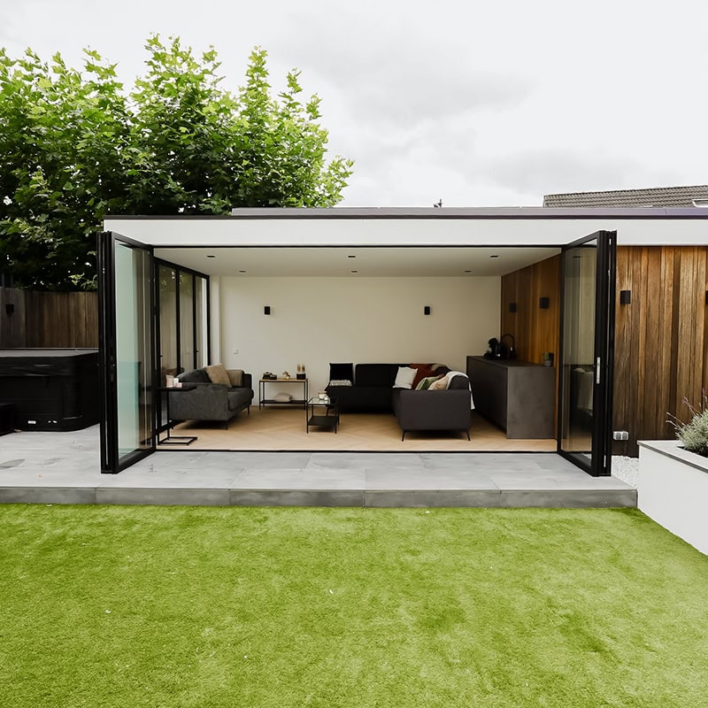 Grote stalen puien en wanden voor buitenruimte, modern en op maat gemaakt, ideaal voor binnen en buiten designoplossingen.