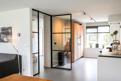 Aluminium scharnierdeur met zijpaneel