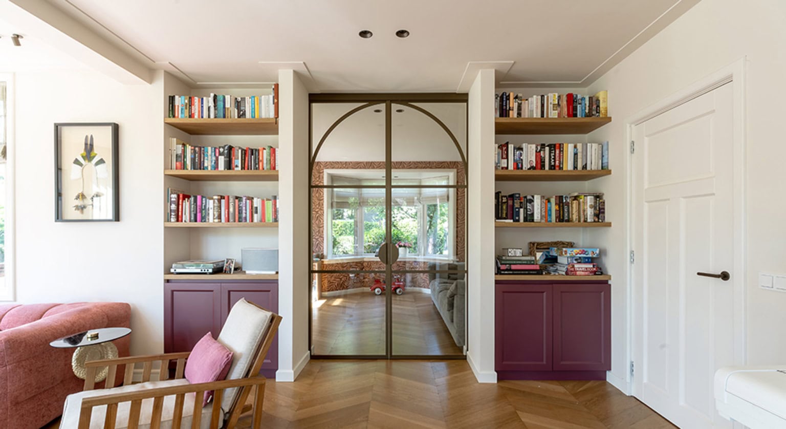 Elegante stalen schuifdeur met ronde detaillering en luxe afwerking, perfect voor een moderne en stijlvolle interieurafwerking.