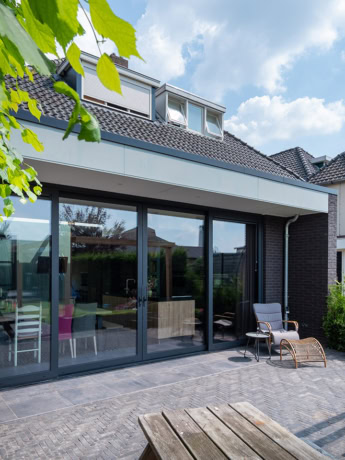 High-quality custom-made steel sliding door for modern living and living spaces, matched solutions for style and functionality.