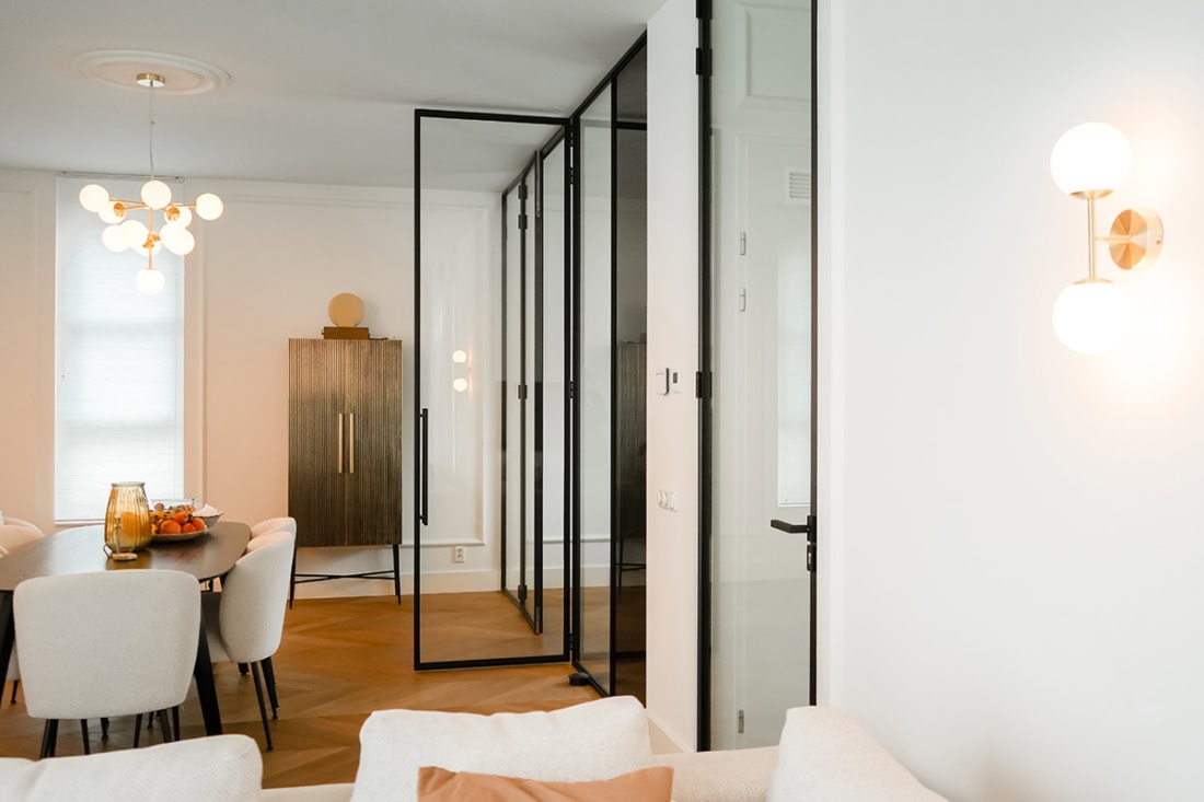 Glaswand en stalen scheidingswand in modern interieur, op maat gemaakt door Aluwdoors. Hoogwaardige stalen deuren en wanden voor een stijlvolle scheiding.
