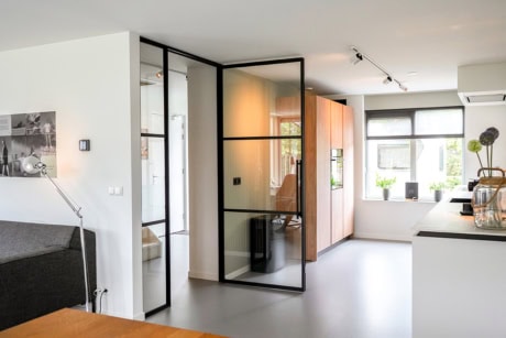 De scharnierdeur met kozijn van Aluwdoors.