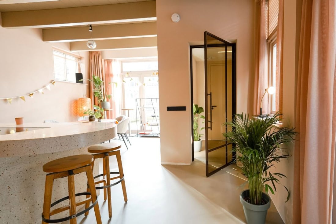 Strakke scharnierdeur van Aluwdoors.