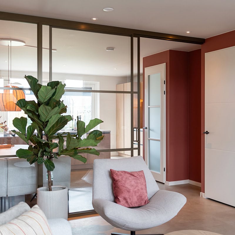 Bronzen stalen schuifdeur in de woonkamer.