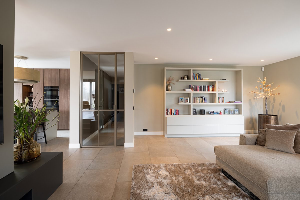 Bronzen scharnierdeur in de woonkamer