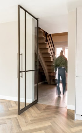 Enkele taatsdeur Anodic Brown van Aluwdoors