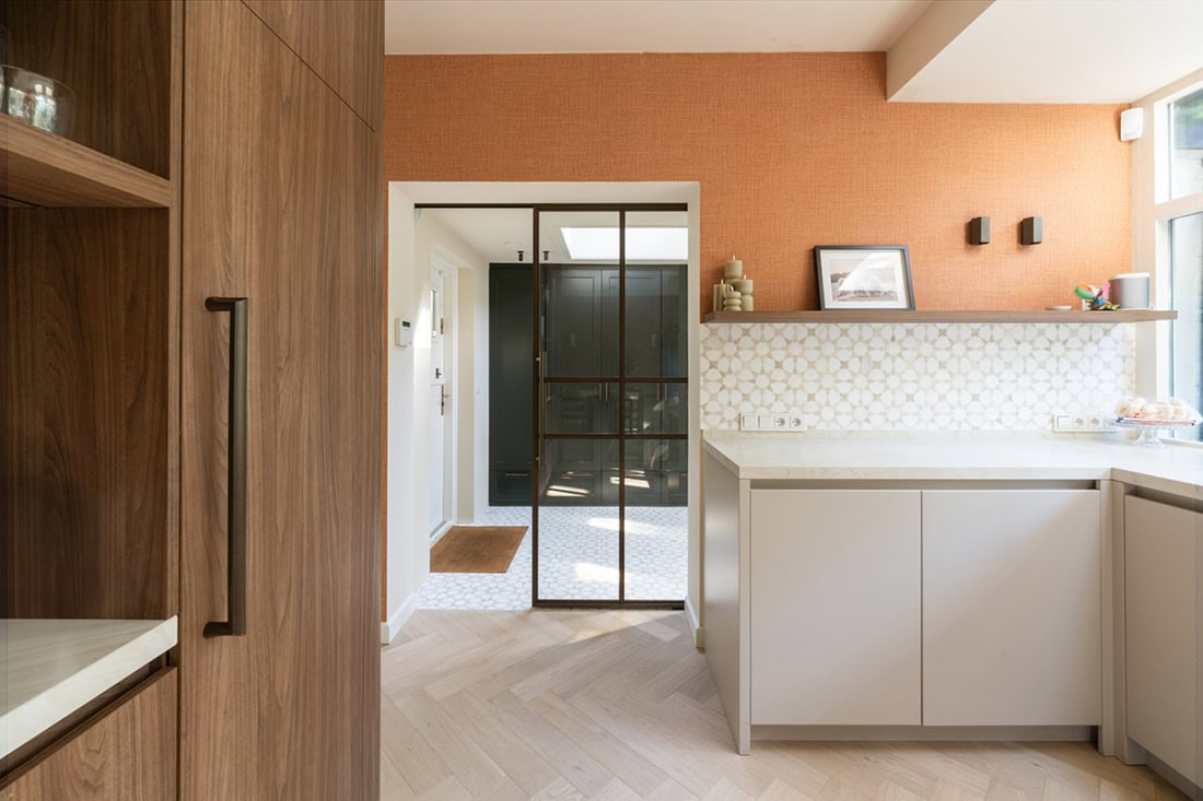 Bronzen schuifdeur in de keuken