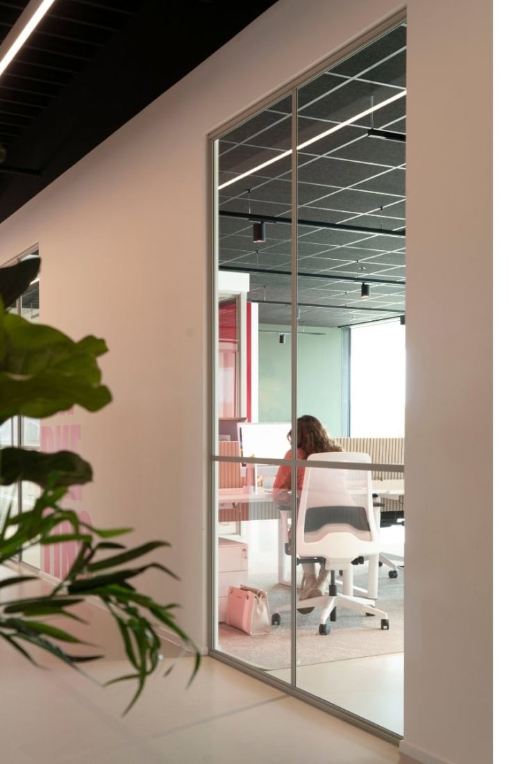 De kantoorwanden bij Babypark van Aluwdoors.