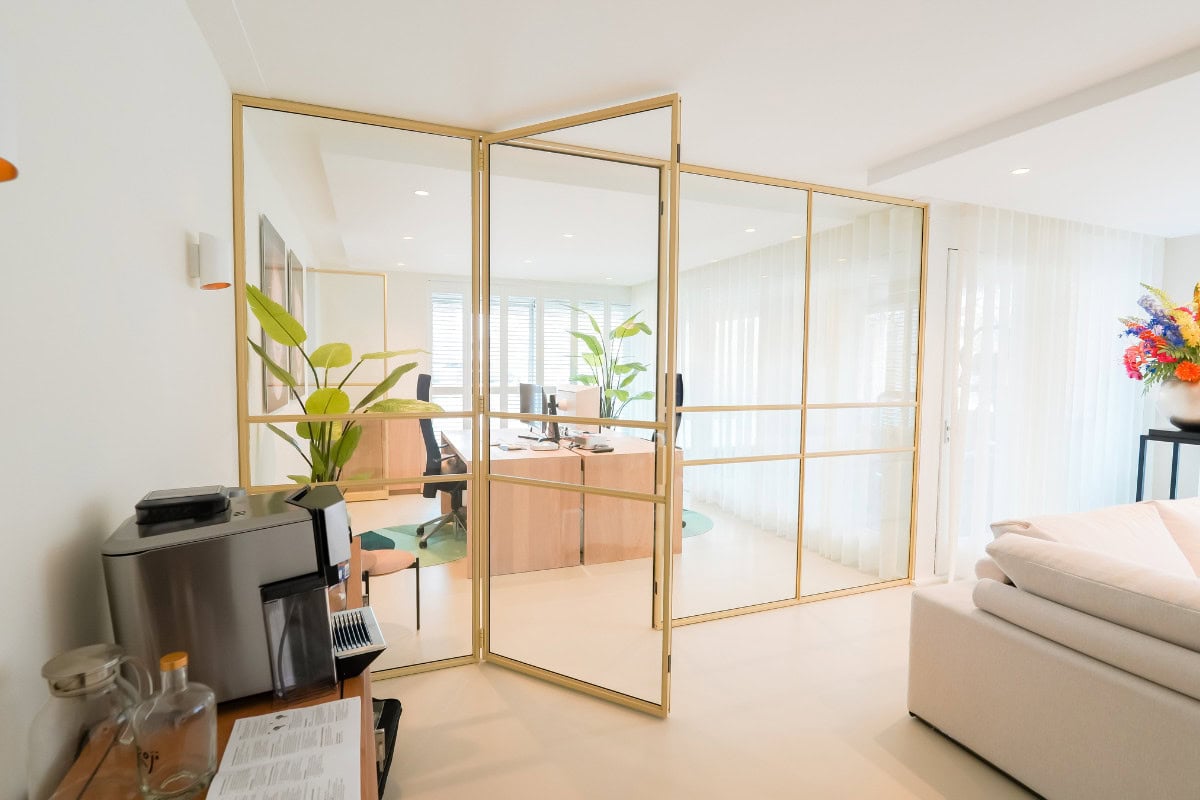 Een scharnierdeur met 3 zijpanelen die het kantoor afsluit.