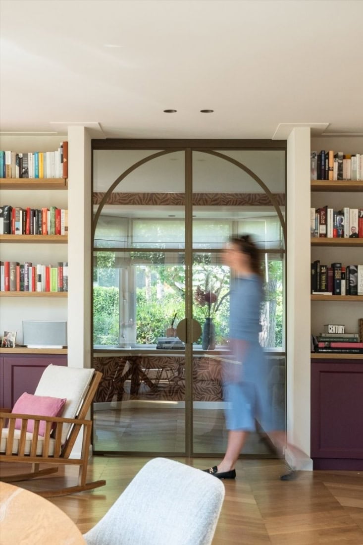 Mooie dubbele taatsdeuren met een bronze tint.