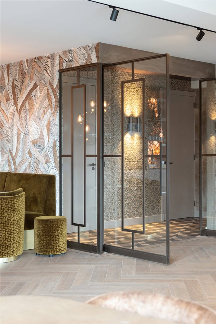 Bruine stalen deuren bij de entree