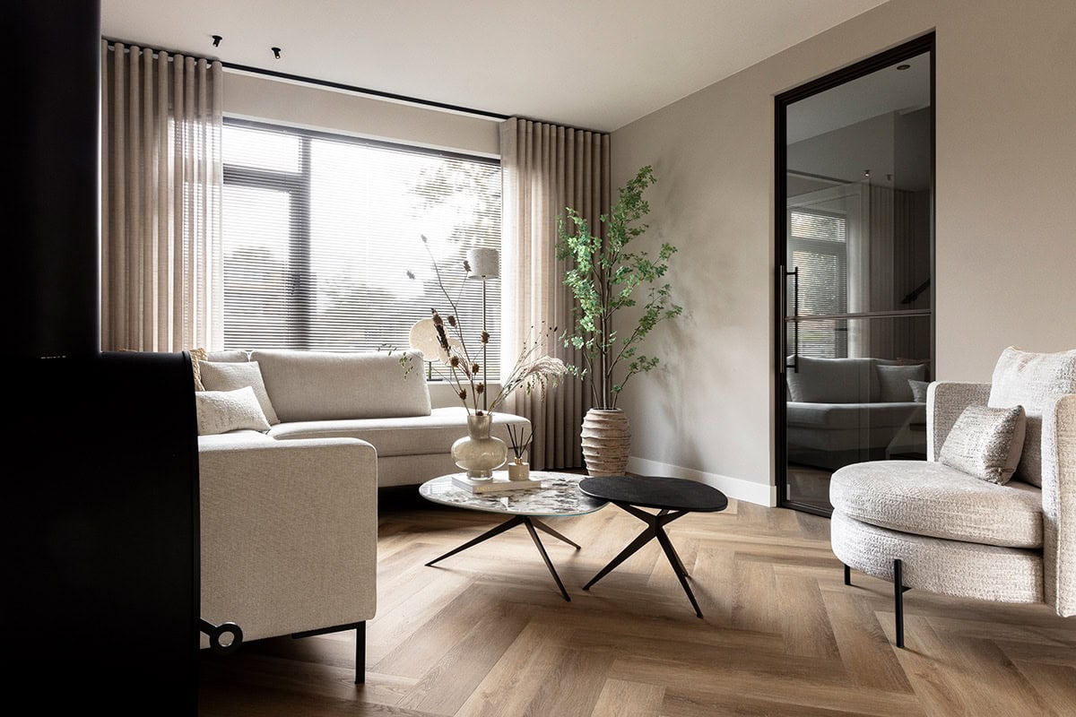 Elegante woninginterieur met stalen deur van Aluwdoors.
