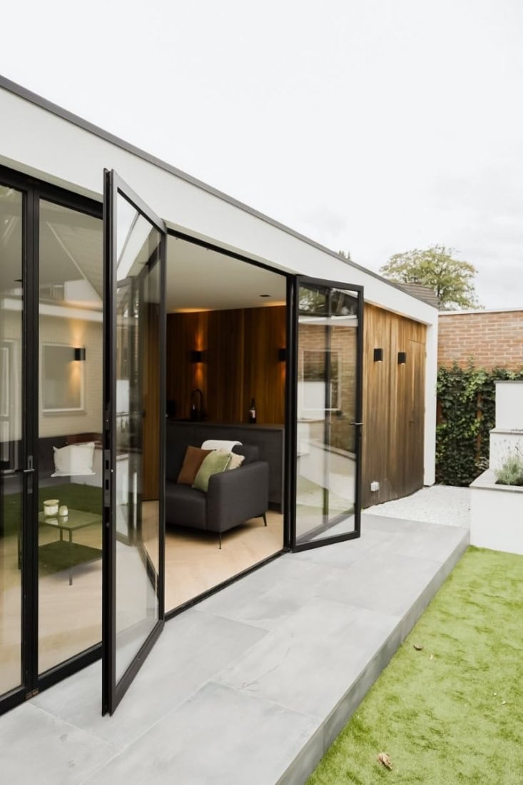 De vouwwanden zijn ideaal om een veranda goed af te sluiten.