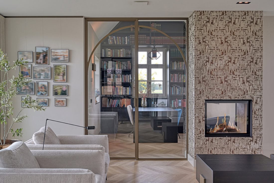 Scharnierdeur met zijpaneel in de kamer