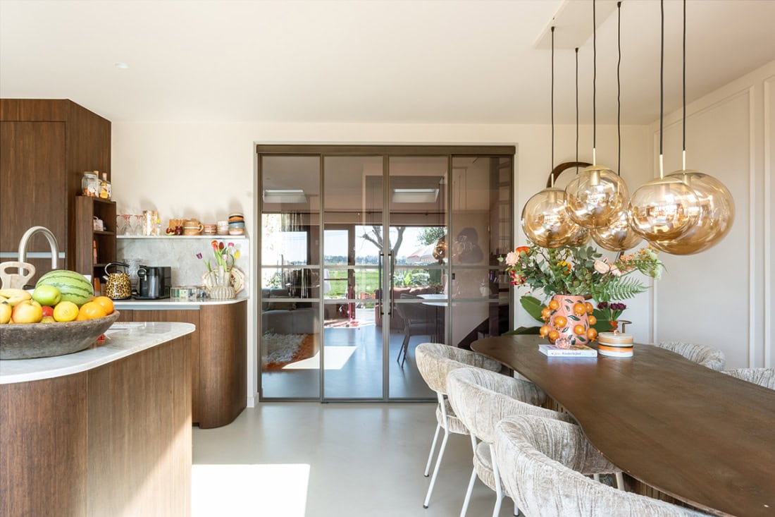 High-quality custom-made steel sliding doors and walls, suitable for modern interiors and professional applications.