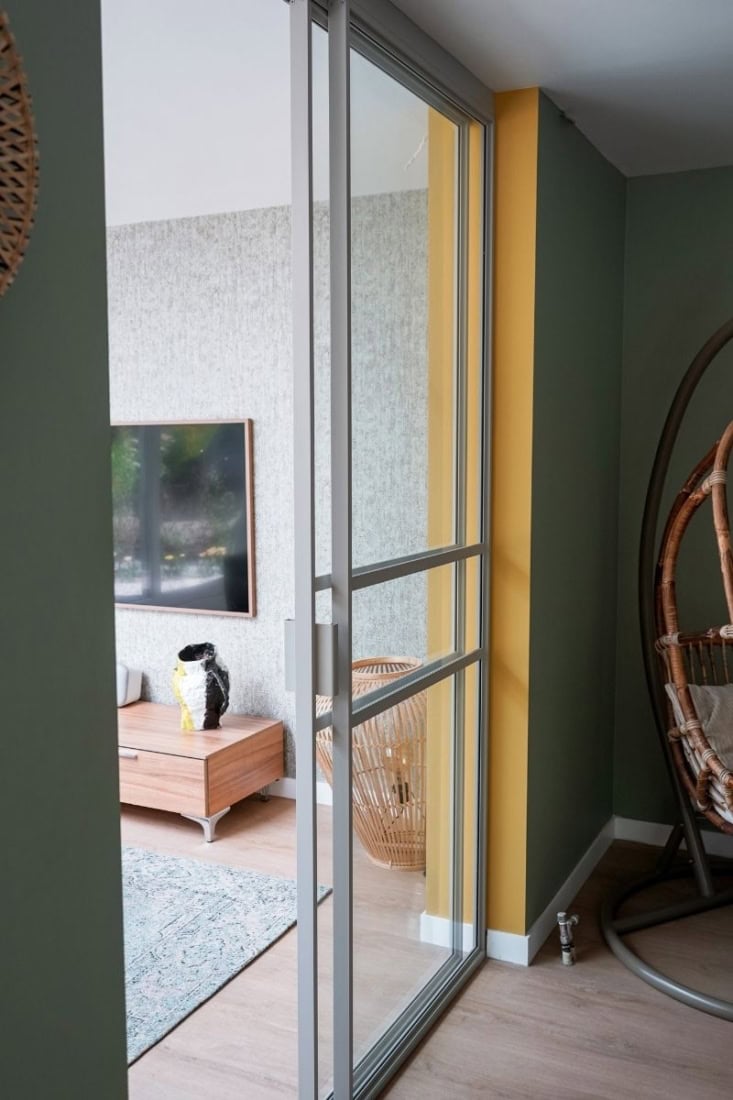 Schuifdeur met zijpaneel in RAL 7044.