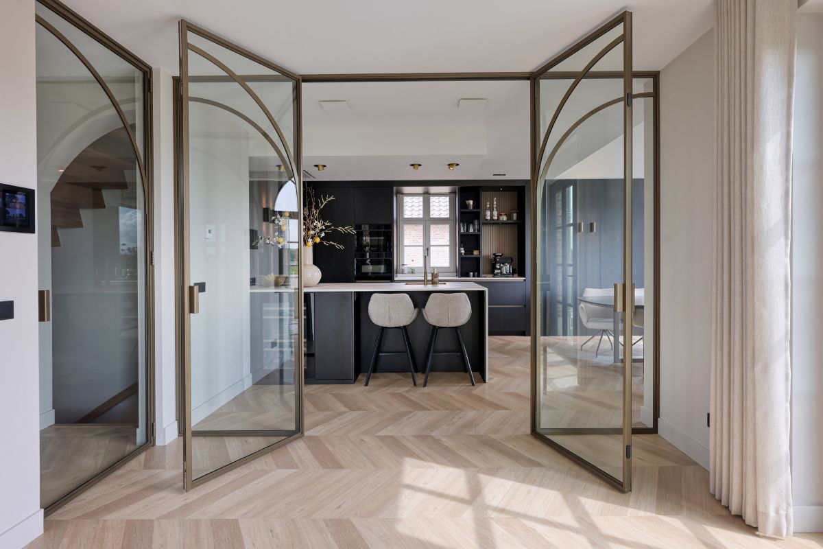 Dubbele scharnierdeuren met zijpanelen, deze wand is heeft een sfeervolle getoogde roede op de bovenzijde.