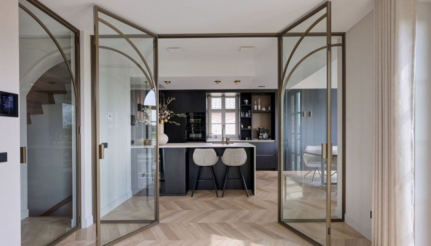 Luxe stalen taatsdeuren met glazen panels in een modern interieur.