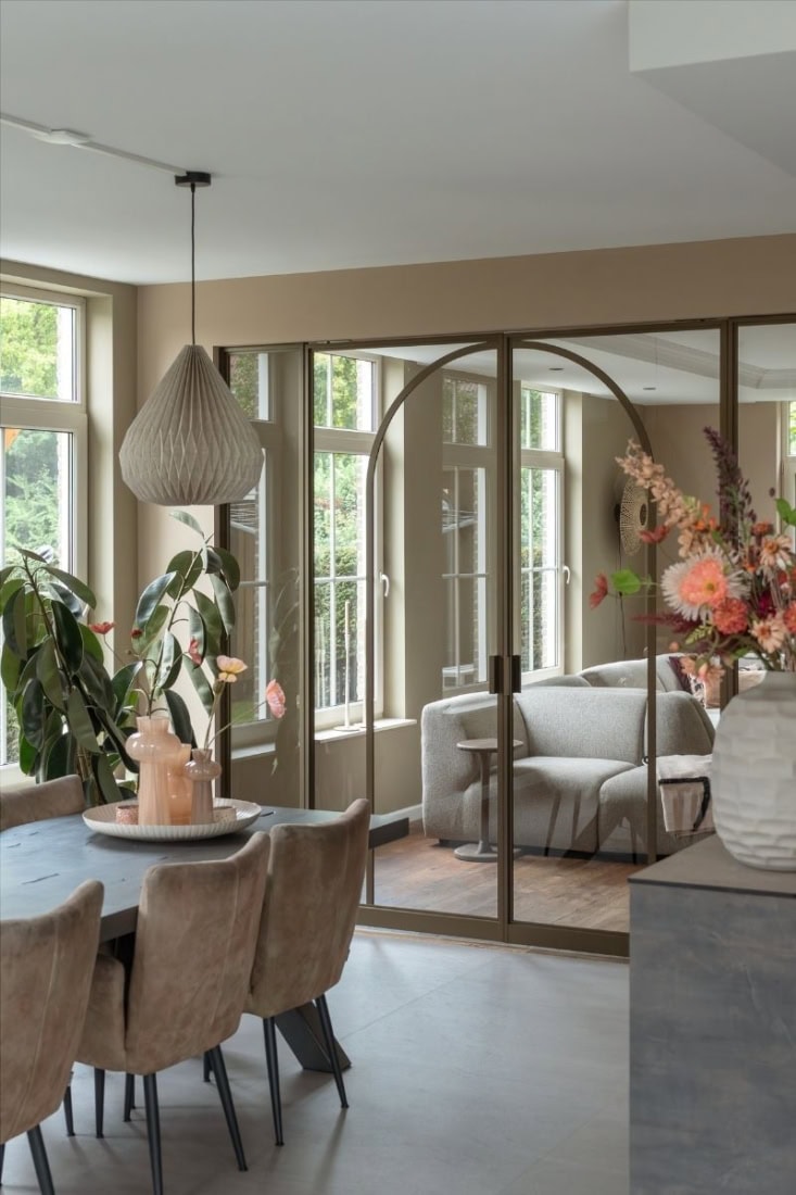 Dubbele taatsdeuren met de getoogde roede erin.