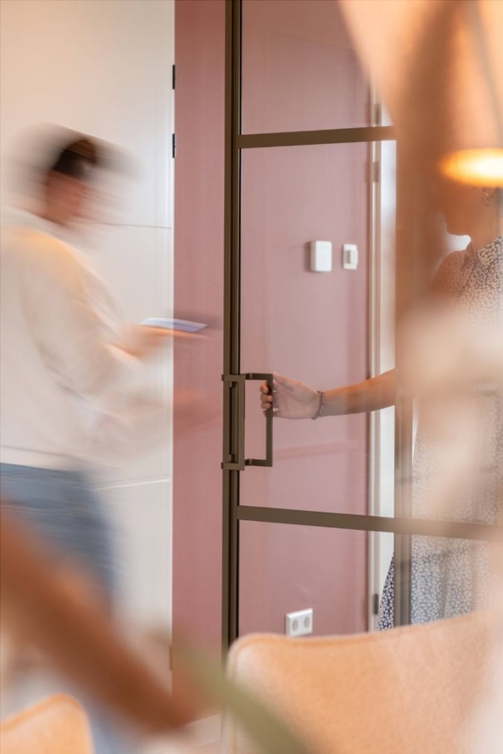 De hoekgreep op een schuifdeur.