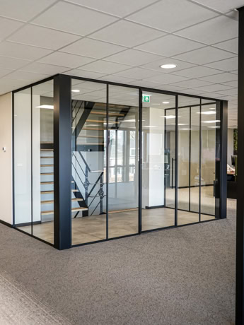 Luxe stalen kantoorindeling met op maat gemaakte deuren en wanden, stijlvolle industriële uitstraling, perfecte akoestiek en modern design voor zakelijke en private ruimtes.