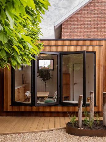 Moderne houten en stalen schuifdeur met grote ramen, perfect voor een strakke en natuurlijke uitstraling in een woning of kantoor. Hoogwaardige afwerking en maatwerk mogelijk.