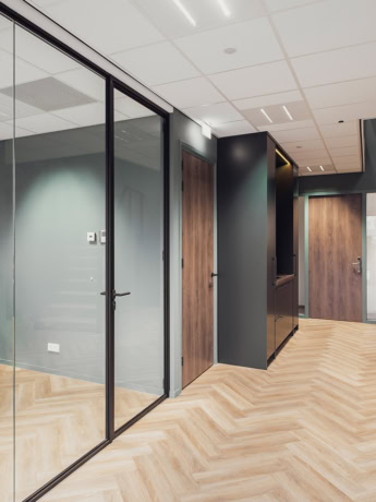 Europese binnen- en stalen deuren met op maat gemaakte wanden en moderne afwerking, perfect voor zakelijke en particuliere ruimtes.