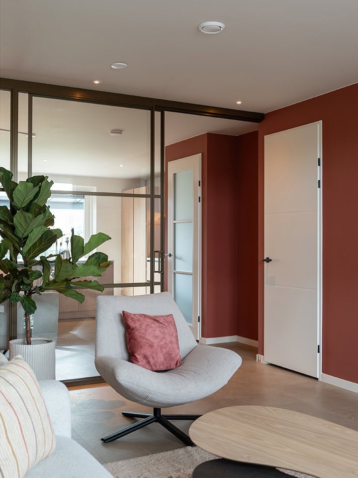 Ontdek hoogwaardige stalen deuren en wand op maat van Aluwdoors voor een strakke en moderne interieurafwerking.