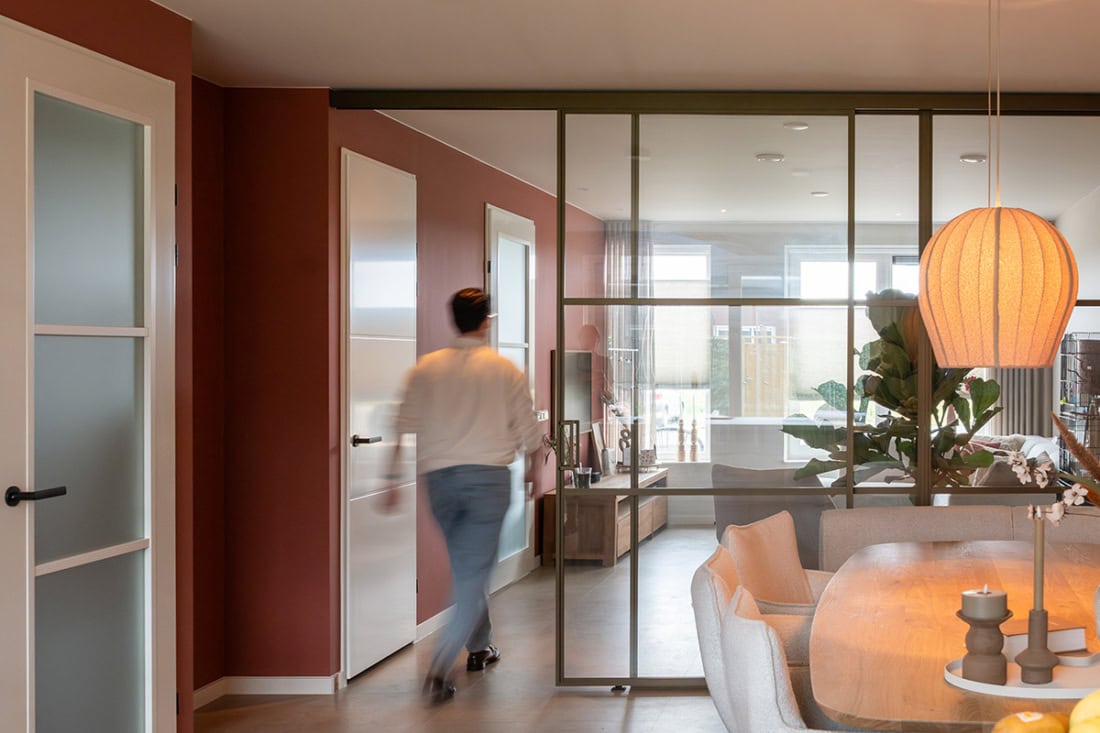 Moderne stalen binnendeuren en wanden op maat in een hedendaagse woning.