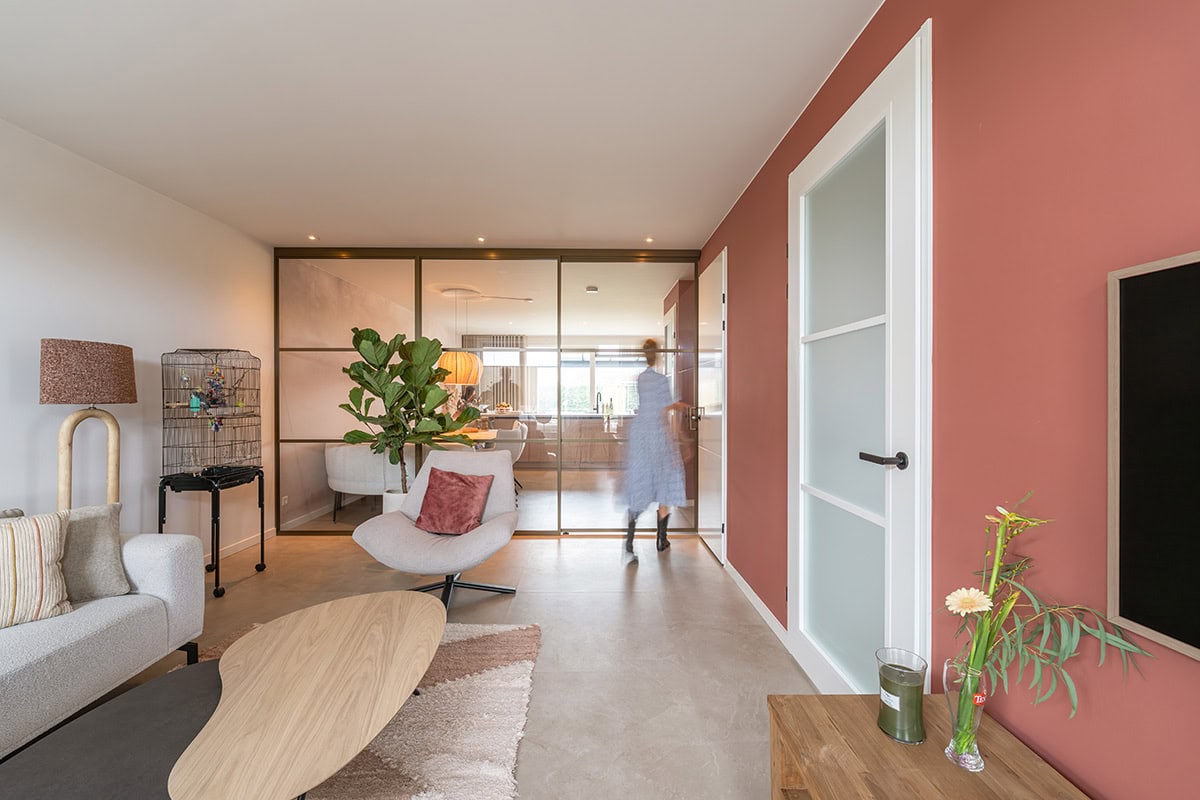 Geremde stalen scheidingswand en schuifdeuren voor een stijlvolle inrichting in huis.