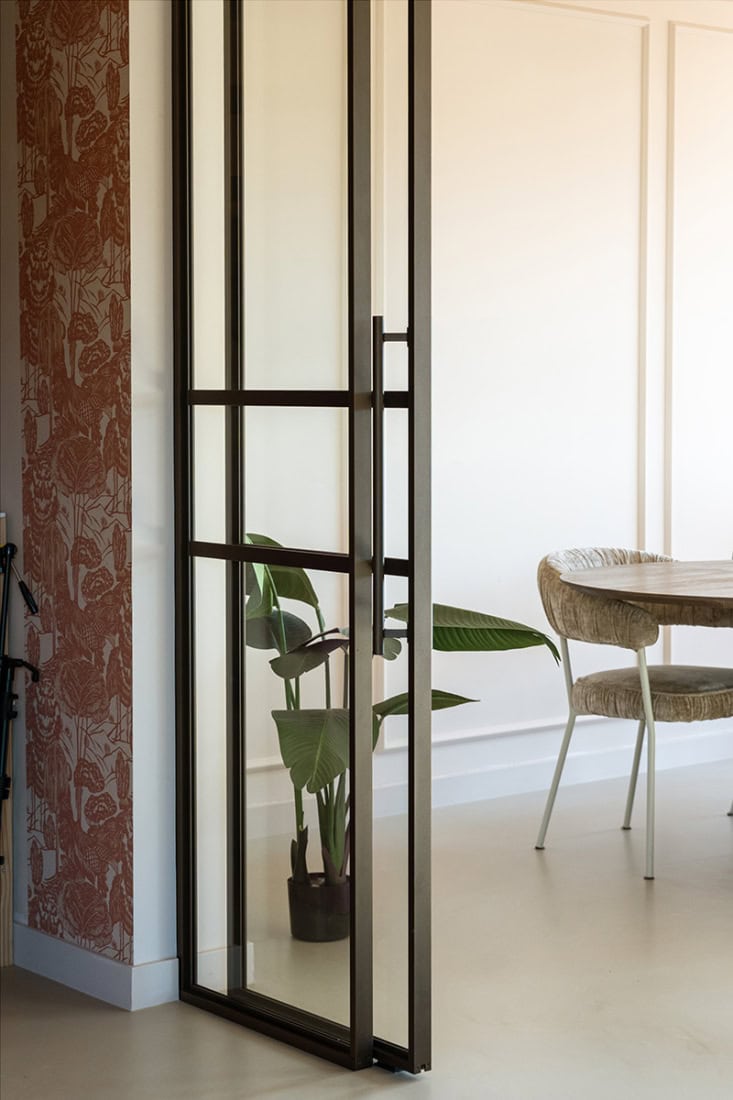 Strakke stalen roomdivider met glazen panelen voor moderne indeling en privacy.