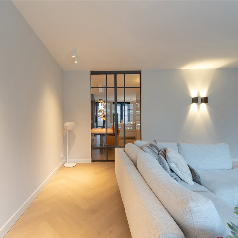 Elegant stalen binnenwandgedeelte met inloopdeur en moderne scheidingswand voor een strak interieur.