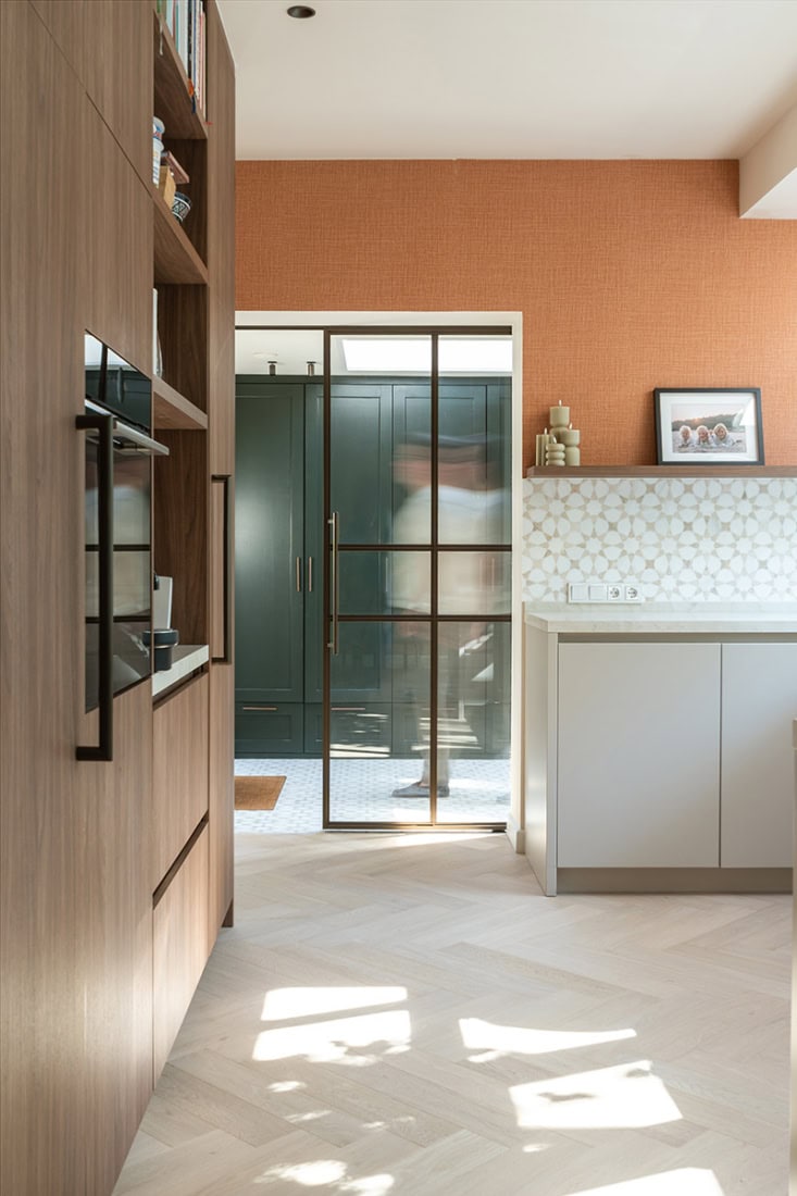 Elegant stalen schuifdeur met zwart metalen frame in modern interieur.