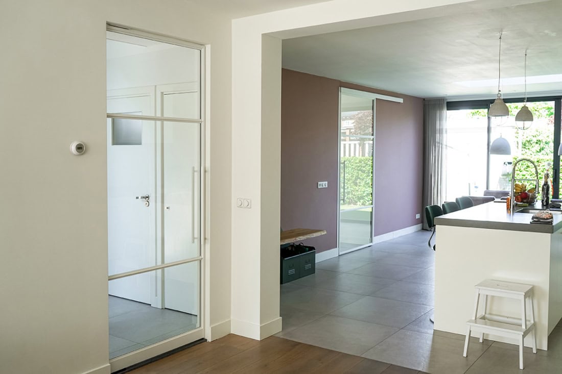 Glazen stalen deur met heldere afwerking in moderne woonruimte.