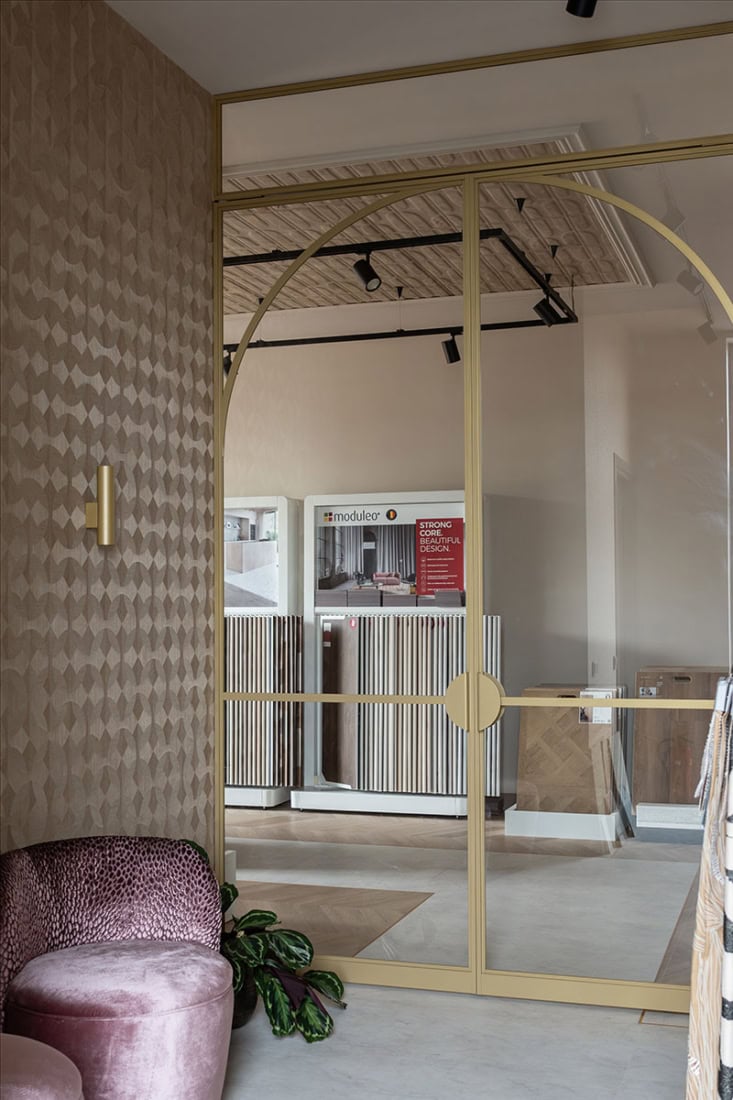 Elegante stalen scheidingswand met goudkleurig frame en grote glazen panelen, geschikt voor op maat gemaakte interieuroplossingen, modern design.