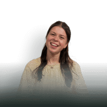 Glimlachende vrouw met stalen deur op maat op de achtergrond.