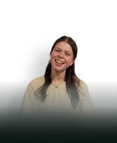 Glimlachende vrouw met stalen deur op maat op de achtergrond.