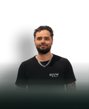 Stevige stalen deur op maat met moderne afwerking, ideaal voor industriële en design interieurs.