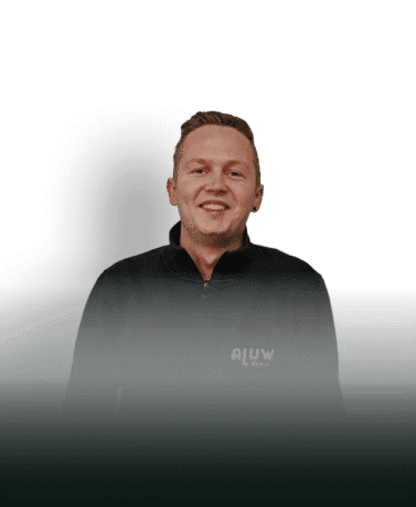 Hoogwaardige stalen deuren en wanden op maat van Aluwdoors voor een moderne uitstraling.