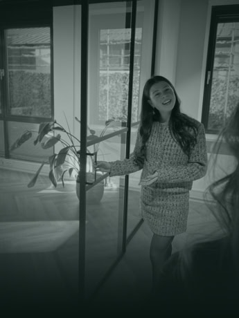 Moderne stalen scheidingsdeur met glazen panelen voor een strakke en stijlvolle uitstraling.