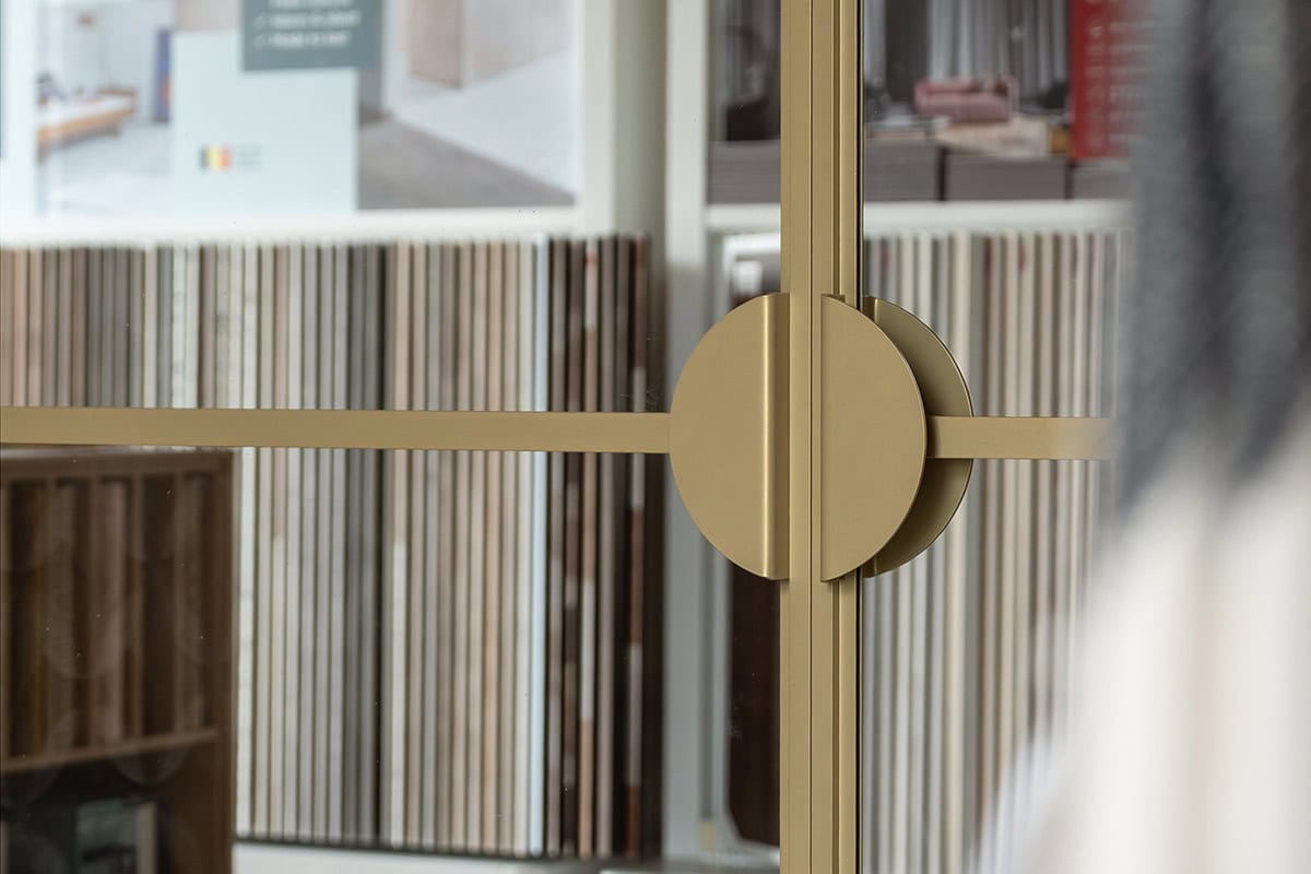 Elegant gouden stalen deur met maatwerk ontwerp voor moderne interieurs, ideaal voor bedrijf en woning.