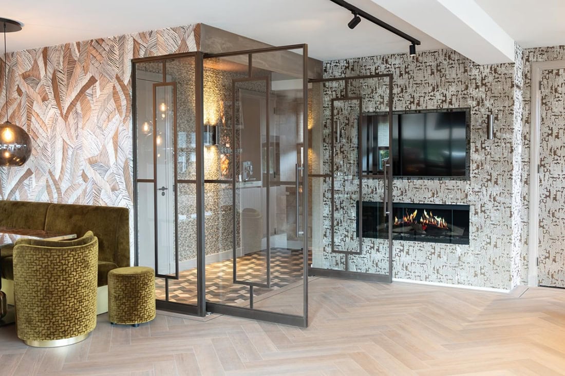 Elegant stalen scheidingswanden met glasschuifdeuren in modern interieur.