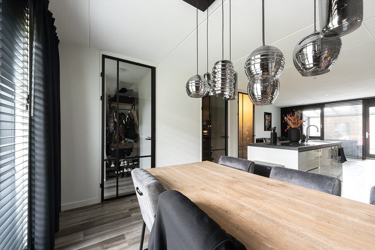 Elegant stalen deur met glazen panelen in modern interieur.