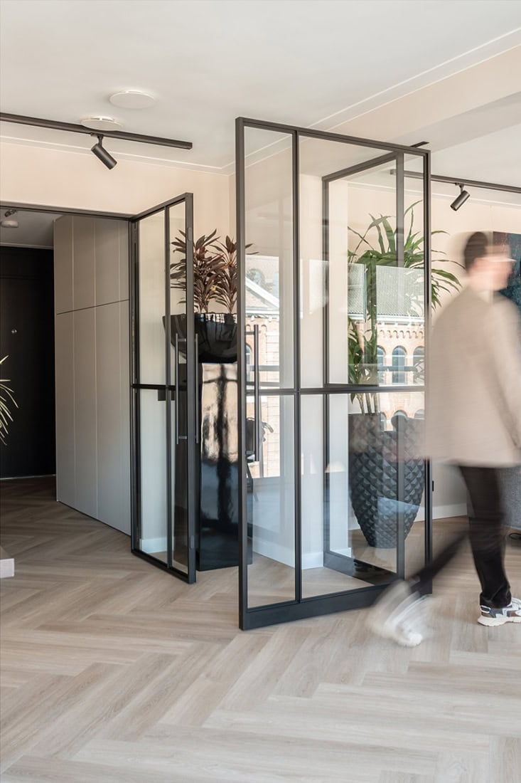 Gestileerde stalen scheidingswand met glazen panelen voor moderne interieur scheidingen.